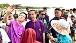 Foto: Potret Santai Jokowi dan Menterinya Nyeker sampai Ngopi di Kuta