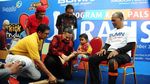 Melihat Kebahagiaan Para Penerima Kaki Palsu