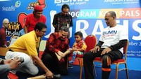 Seperti bocah Muhammad Athar (4) ini yang baru saja mendapatkan kaki palsu gratis dari PT. Angkasa Pura II di Bandara Supadio, Pontianak, Kalimantan Barat, Jumat (22/12). Foto: dok. AP2