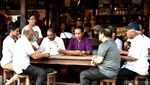 Foto: Potret Santai Jokowi dan Menterinya Nyeker sampai Ngopi di Kuta