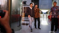 Rheza keluar gedung KPK usai menjalani pemeriksaan.