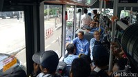 Anies dan Budi Kaliwono duduk di barisan tengah. Bus itu berjalan mengelilingi Jalan Jati Baru. (Foto: Muhammad Fida Ul Haq/detikcom)