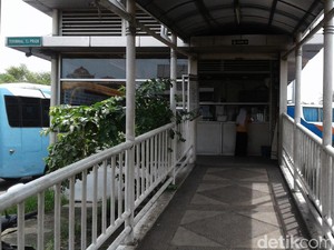 Belum Ada yang Beli Kartu OK Otrip di Halte TransJ Tanjung Priok