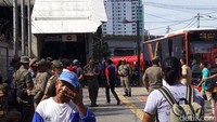 Petugas Satpol PP tampak berjaga-jaga di trotoar.