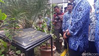 Sandi sempat menunduk dan menatap prasasti RPTRA Tanjung Elang Berseri saat berkunjung ke Kepulauan Seribu.