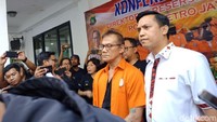 Tio Pakusadewo saat di Polda Metro Jaya. Foto: Kanavino/detikcom