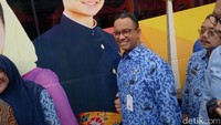 Dari luar, Anies sempat melihat desain bus. Terdapat gambar abang-none Jakarta yang menghiasi Tanah Abang Explorer. (Foto: Muhammad Fida Ul Haq/detikcom)