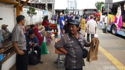 Foto: Trotoar Stasiun Tanah Abang yang Kembali Ditempati PKL