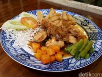 Sagoo Kitchen: Gurih Mantap! Nasi Goreng Kunyit Ayam Bledos di Resto Jadoel