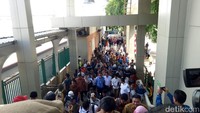 Begini saat Anies melewati kerumuman penumpang di Stasiun Kebayoran. (Foto: Muhammad Fida Ul Haq/detikcom)
