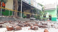 Kini akses masuk menuju area sekolah itu tertutup rapat dan kegiatan pembagian rapor ditunda (Foto: Ahmad Bil Wahid/detikcom)