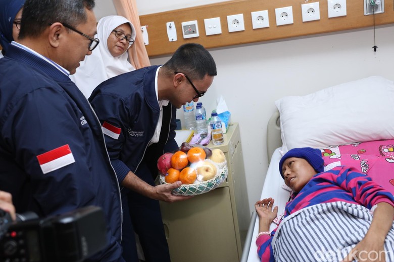 Aksi Sosial Para Artis Memperingati Hari Ibu di RSCM Aksi Sosial Para Artis Memperingati Hari Ibu di RSCM