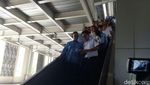 Foto: Pakai OK Oktrip, Begini Momen Anies Naik KRL ke Tanah Abang