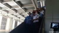 Anies disambut oleh Dirut TransJ Budi Kaliwono, Dirut PD Pasar Jaya Arief Nasrudin, dan jajaran petugas KCI. (Foto: Muhammad Fida Ul Haq/detikcom)
