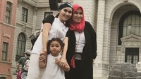 Dan terakhir, Ayu Ting Ting dan Umi Kalsum yang juga kerap memegang media sosial putrinya itu. Dok. Instagram