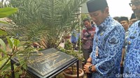 Sandi bertanya apakah peresmian RPTRA itu sebelum atau sesudah kunjungan Ahok pada 27 September 2016 ketika saat itu Ahok berpidato. Pidato Ahok itu beberapa hari setelahnya viral dan dipersoalkan karena dinilai menyinggung Surat Al-Maidah ayat 51.