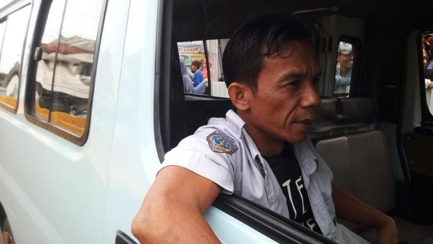 Sopir angkot, Wen, mengaku bingung dengan pengalihan arus di Tanah Abang.