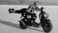 Begini salah satu aksi Leslie Porterfield saat mengendarai motor. (Dok Leslie Porterfield).