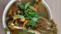 Wajib cicip pindang gombyang manyung saat di Indramayu. Ikan manyung dibumbui rempah hingga terasa pedas, asam dan gurih. Biasanya memakai kepala ikan manyung. Nyamm! Foto: Instagram rayriaa