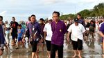 Foto: Potret Santai Jokowi dan Menterinya Nyeker sampai Ngopi di Kuta