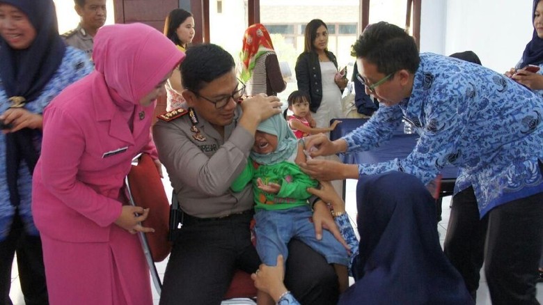 Polres Blitar Kota Gelar Imunisasi Difteri di Hari Ibu Polres Blitar Kota Gelar Imunisasi Difteri di Hari Ibu