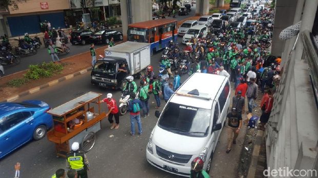 Driver ojek online memadati lokasi kejadian.