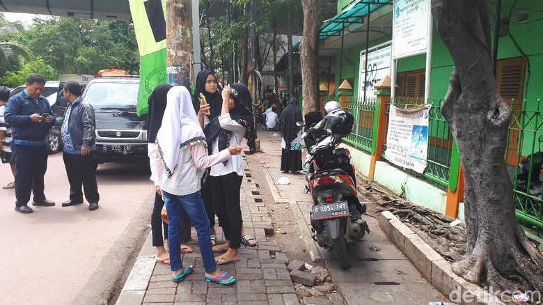 Orang Tua Murid Tetap ke SMPN 32 Meski Pembagian Rapor Ditunda Orang Tua Murid Tetap ke SMPN 32 Meski Pembagian Rapor Ditunda