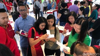 Tak lama berselang, Galeri Smartfren di Sabang langsung ramai pengunjung. Foto: detikINET/Adi Fida Rahman