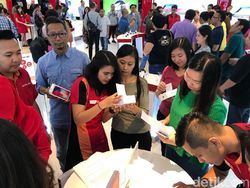 Mereka Rela Antre Pagi-pagi demi Mengejar iPhone X
