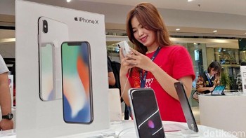Salah seorang karyawan iBox berpose dengan iPhone X. Foto: detikINET/Anggoro Suryo Jati