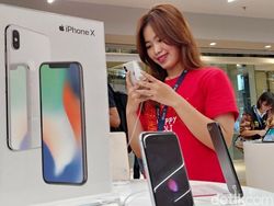 Orang Jakarta Banyak yang Rela Antre Beli Ponsel Rp 20 Juta