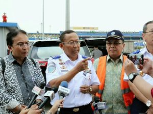 Arus Libur Natal, Petugas Siaga di Penyempitan KM 37 Tol Cikampek