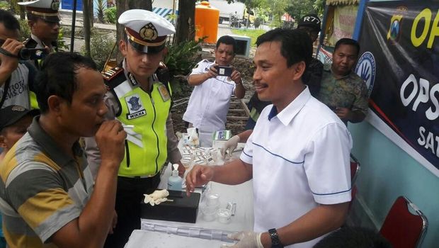 Salah satu pengemudi melakukan tes alkohol