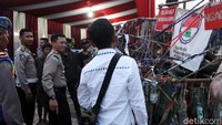 Karena kondisi kendaraan membahayakan pengendara lain, polisi langsung menilang mereka. (Dok Polres Garut).