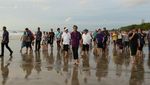 Foto: Gaya Santai Jokowi dan Menterinya Tinjau Pantai Kuta