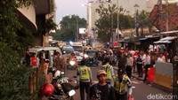 Jalan dibuka sekitar pukul 18.10 WIB. Sejumlah kendaraan yang tadinya terlihat menunggu di titik penutupan jalan sudah bisa melintas kembali di kedua arah.