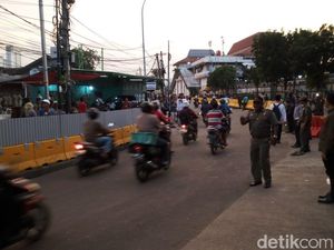Jalan Depan Stasiun Tanah Abang Dibuka Lagi, Mobil-Motor Melintas