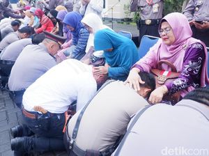 Diwarnai Tangisan Haru, Puluhan Polisi Banjarnegara Basuh Kaki Ibu