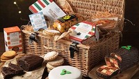 Kue-kue Natal bisa dikemas dalam keranjang dan dijadikan hantaran spesial. Isinya bisa christmas stollen, log cake, fruit cake hingga kue manis lainnya. Yummy! Foto: Istimewa