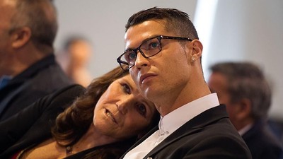 Ronaldo, Pogba, dan Para Pesepakbola Anak Mama Lainnya