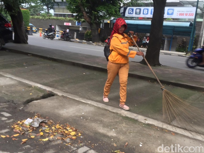 Kisah Tukiyem, Penyapu Jalanan yang Rindu Ucapan Selamat 