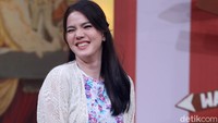 Wah siapa juga yang nggak jatuh hati melihat senyumnya.