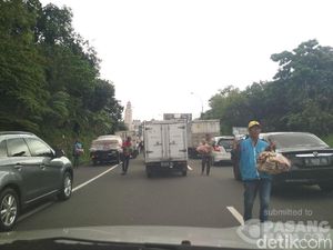 Jelang Libur Natal, Kawasan Puncak Dipadati Kendaraan
