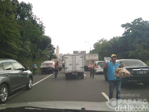 Jelang Libur Natal, Kawasan Puncak Dipadati Kendaraan