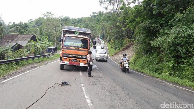 Suasana di tanjakan Kalijambe, Purworejo, Jumat (22/12/2017).  
