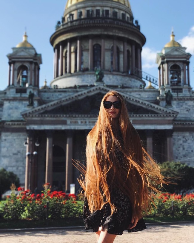 Untungnya, setelah berobat ke trichologist, Anastasiya bisa mendapatkan rambutnya kembali bahkan bisa memanjangkannya hingga 100 cm. Foto: Instagram Anastasiya Sidorova