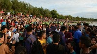 Nampak Presiden Jokowi dan Menteri Pariwisata Arief Yahya pun menapakkan kaki di Bali. Mereka meninjau aktivitas di Pantai Kuta sekaligus menyapa wisatawan dalam dan luar negeri (Dok. Kemenpar)