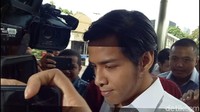 Rheza juga tersenyum saat disapa wartawan. Foto: Nur Indah/detikcom