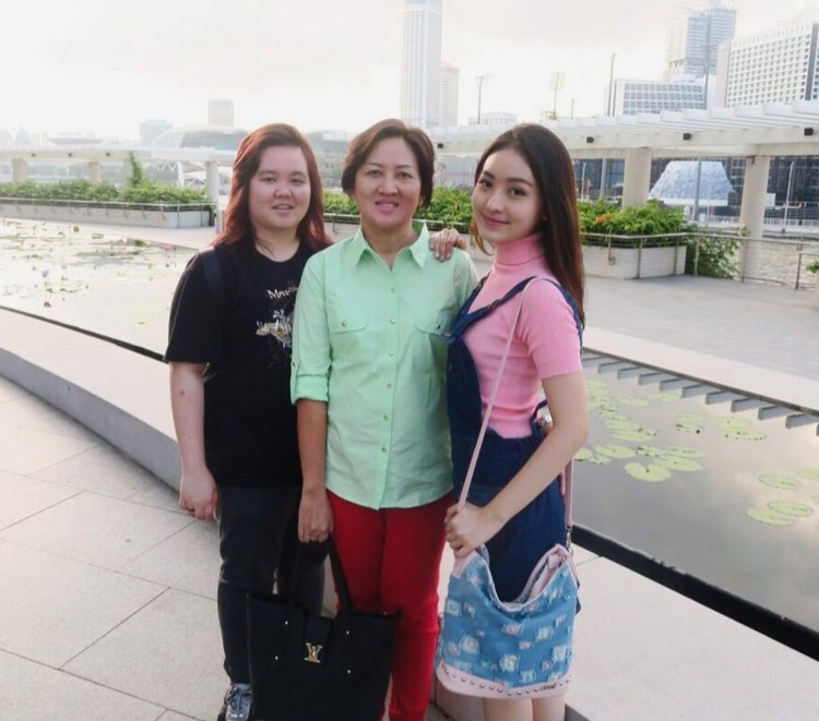 'Pesan Cinta' Sandi Uno Sampai Chelsea Islan di Hari Ibu