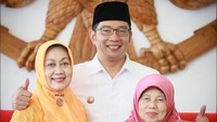 Wali Kota Bandung Ridwan Kamil mengunggah fotonya bersama dua ibunya. Ketiganya tampak tersenyum semringah. Selamat Hari Ibu 22 Desember 2017. Kiri Ibu mertua. kanan Ibunda kandung. Salam hormat untuk semua ibu dimanapun anda berada. Hatur Nuhun ujar Ridwan Kamil.(Foto: dok. Pribadi Ridwan Kamil)